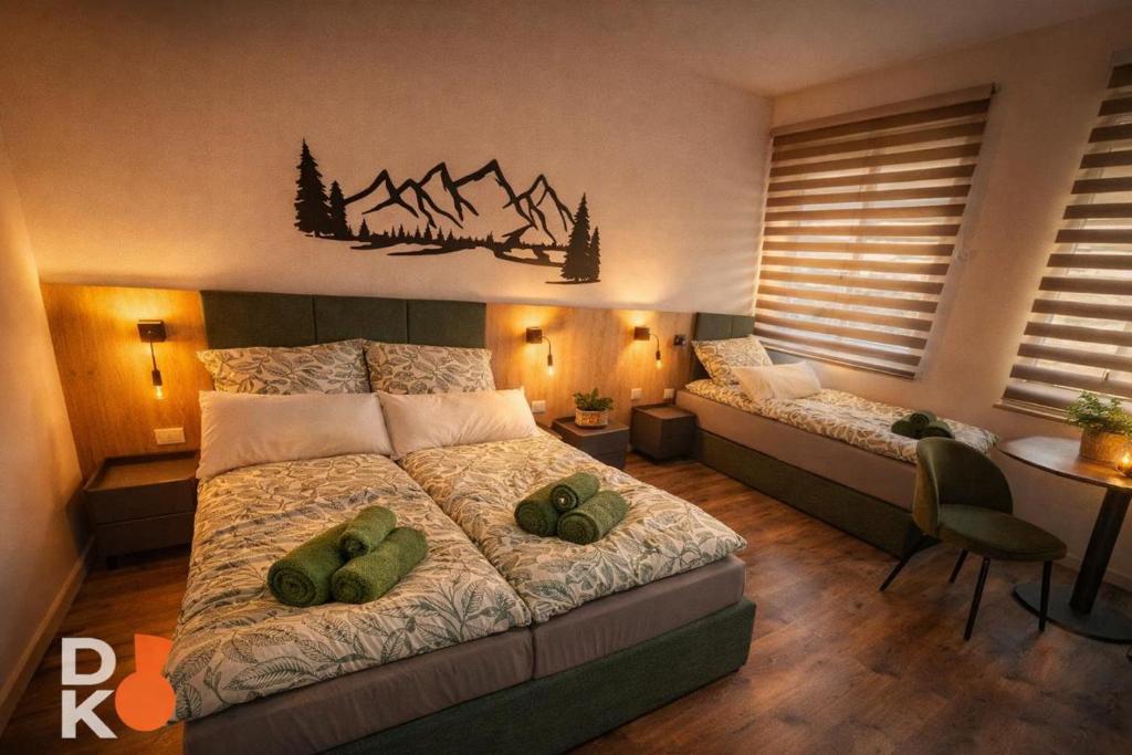 a bedroom with a bed with two green pillows on it at Studio-Apartament 101 free Parking Domus Kushal in Viersen