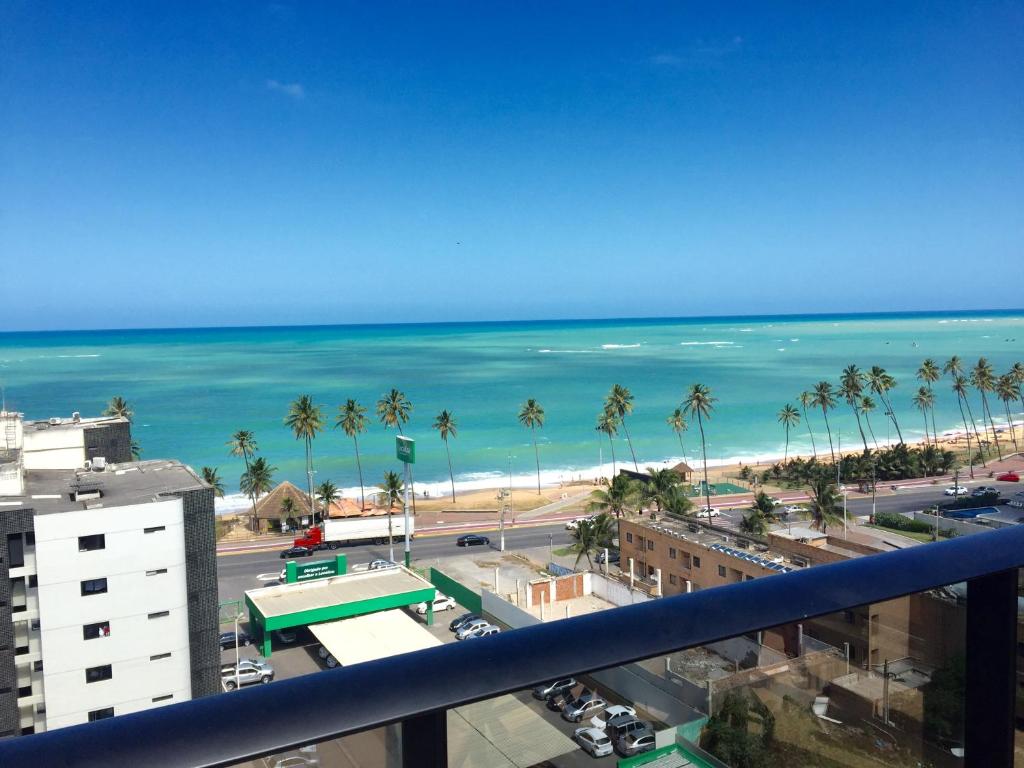 un balcón con vistas a la playa y al océano. en Apartamento Sol e Mar Maceió, en Maceió