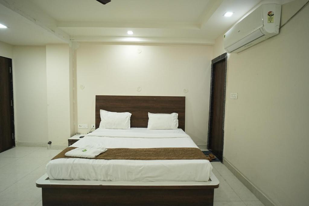 a bedroom with a large bed in a room at Hotel Jay Palace in Kota