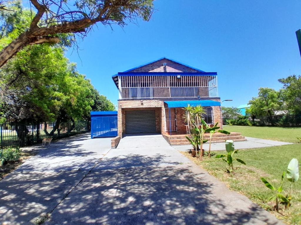 a house with a garage in a park at Vaaldamhuis in Oranjeville