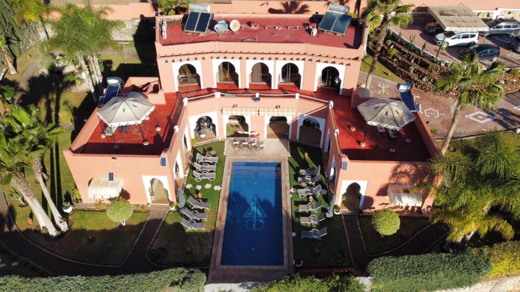 Draufsicht auf ein Haus mit Swimmingpool in der Unterkunft Riad Asmaa Agadir in Agadir