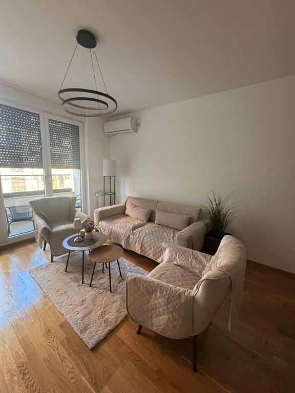 a living room with a couch and a table at Apartman Akademska Četvrt in Čačak