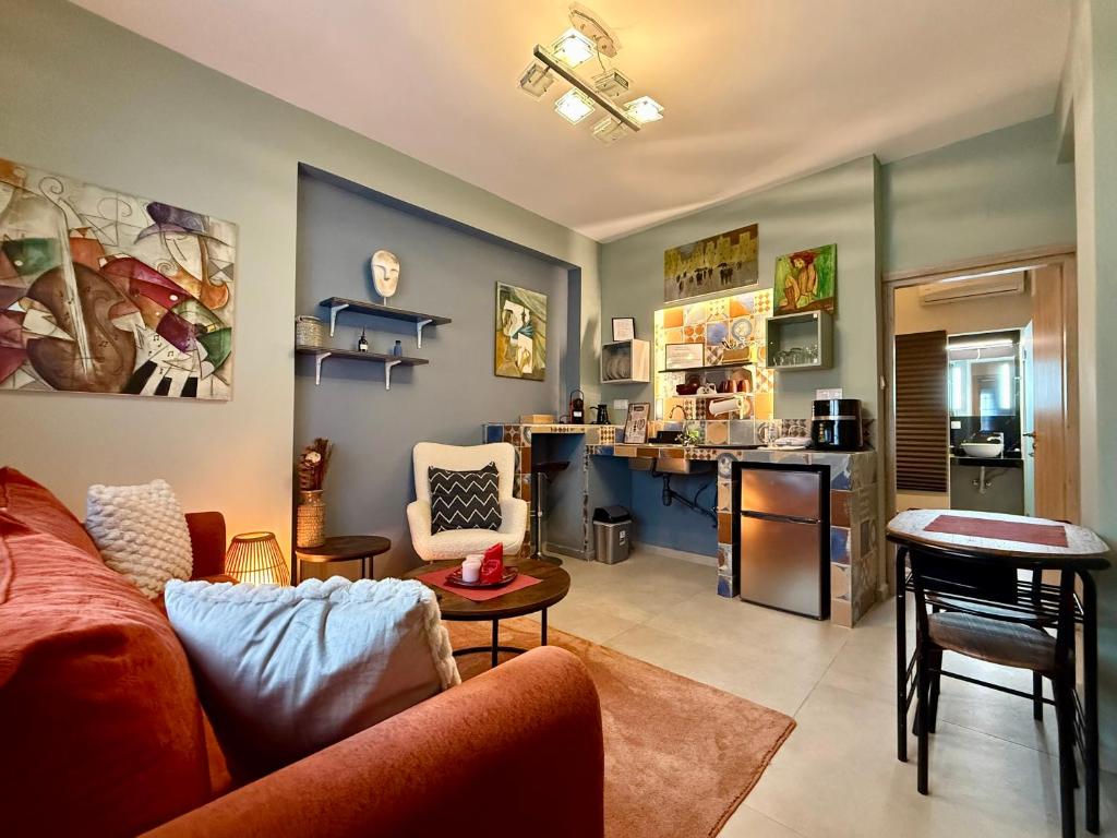 a living room with a couch and a kitchen at Casa dell'Arte & Quiet Area & Free Parking in Volos