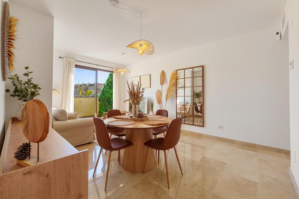 a living room with a wooden table and chairs at Duquesa Sea & Sun in Manilva