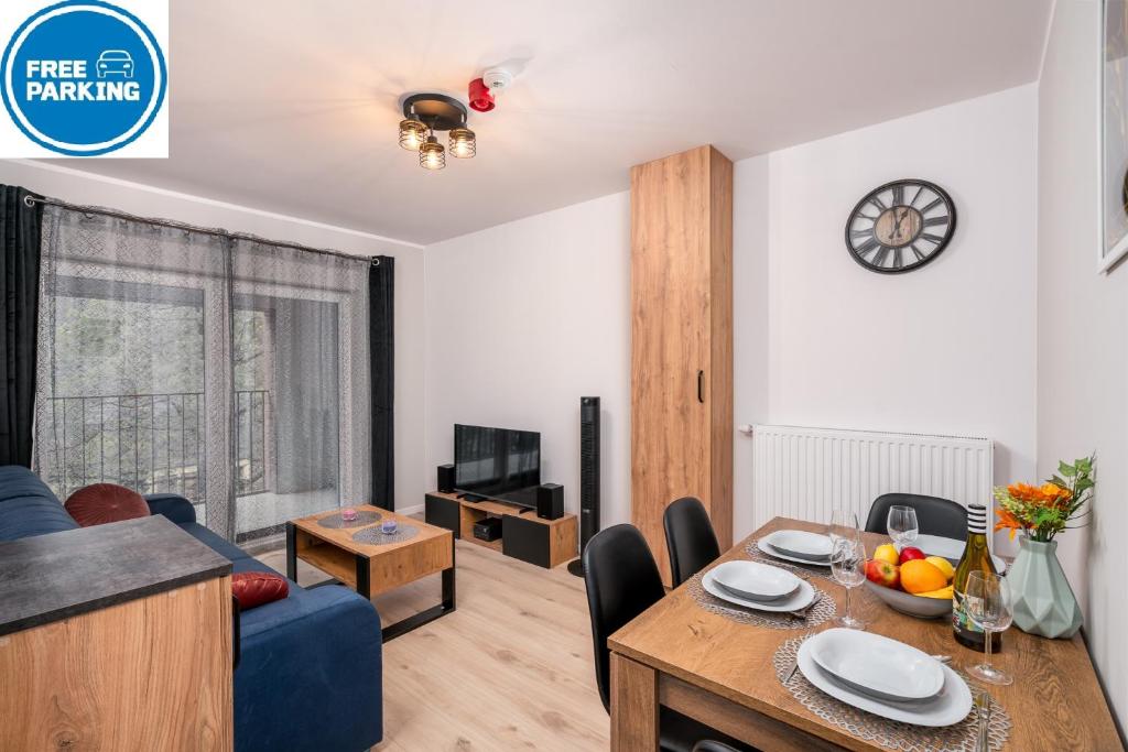 ApartWro 2th - City Square Railway Station, balcony, garage