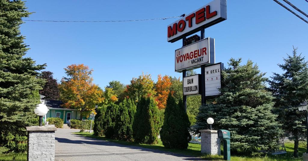 un panneau indiquant un motel en face d'une allée. dans l'établissement Motel Le Voyageur, à Saint-Jérôme