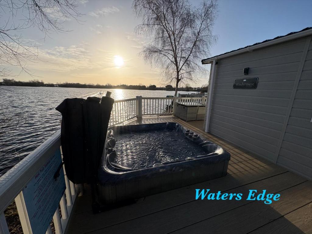 Tattershall Lakes Waters Edge Mini Lodge Lakeside, 8 Berth with Hot Tub ...