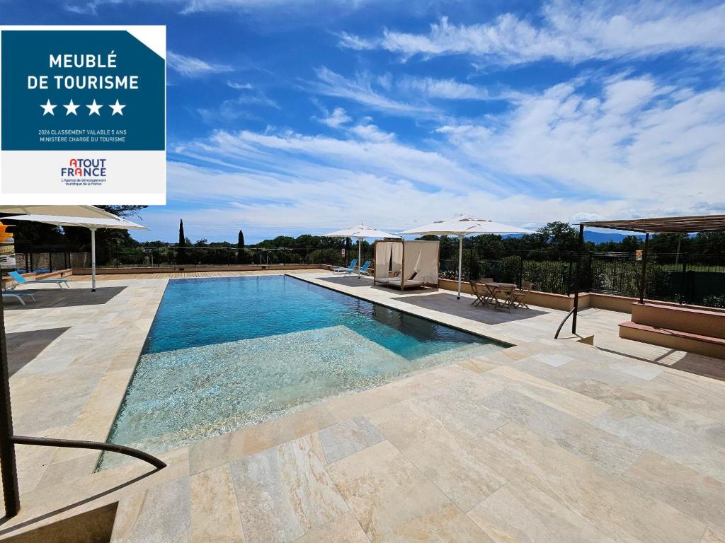 a swimming pool with a sign that reads flexible de bounce at Mas de la tour de rey in Canet-en-Roussillon