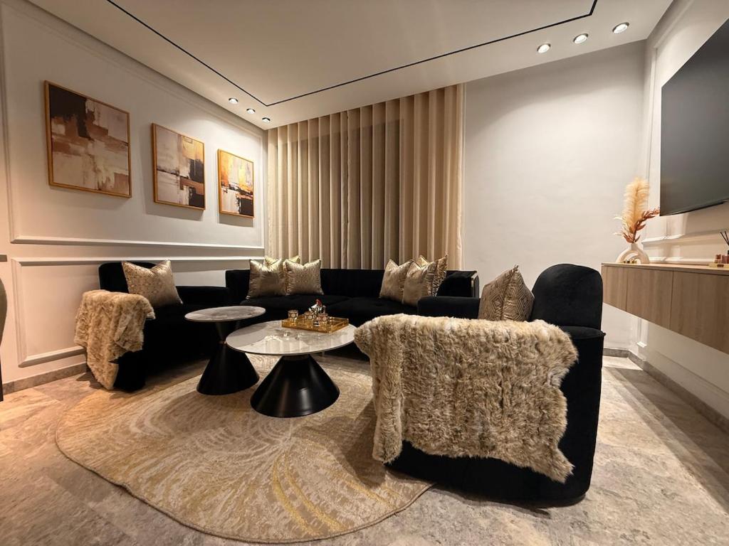 a living room with a couch and a table at Jolie studio plein centre Casablanca in Casablanca