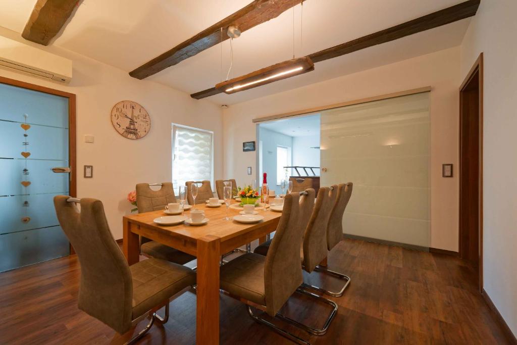 a dining room with a table and chairs at Spreezauber in Lübbenau