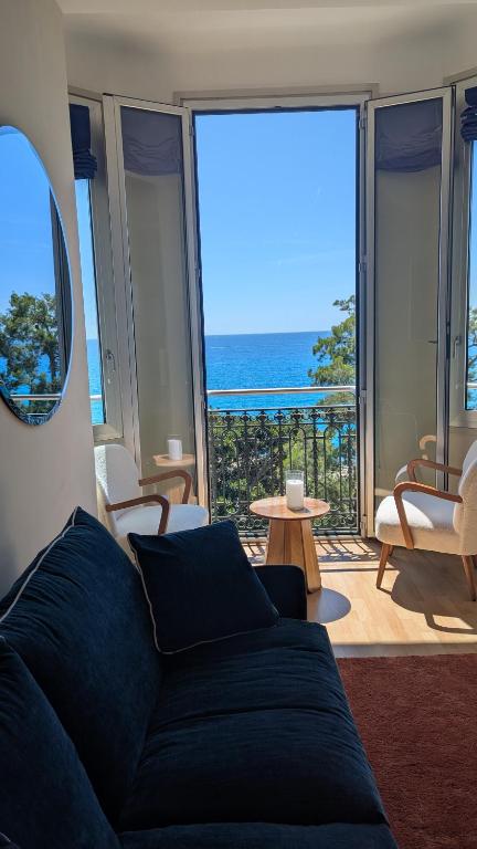Stunning large 2 rooms apartment seafront