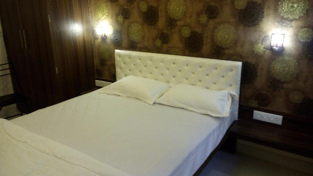 Postel nebo postele na pokoji v ubytování Matoshri Homestay Airport Road