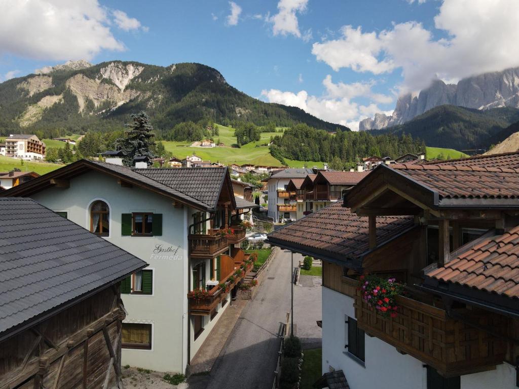 a view of a village with mountains in the background at Fermeda in Villnoss