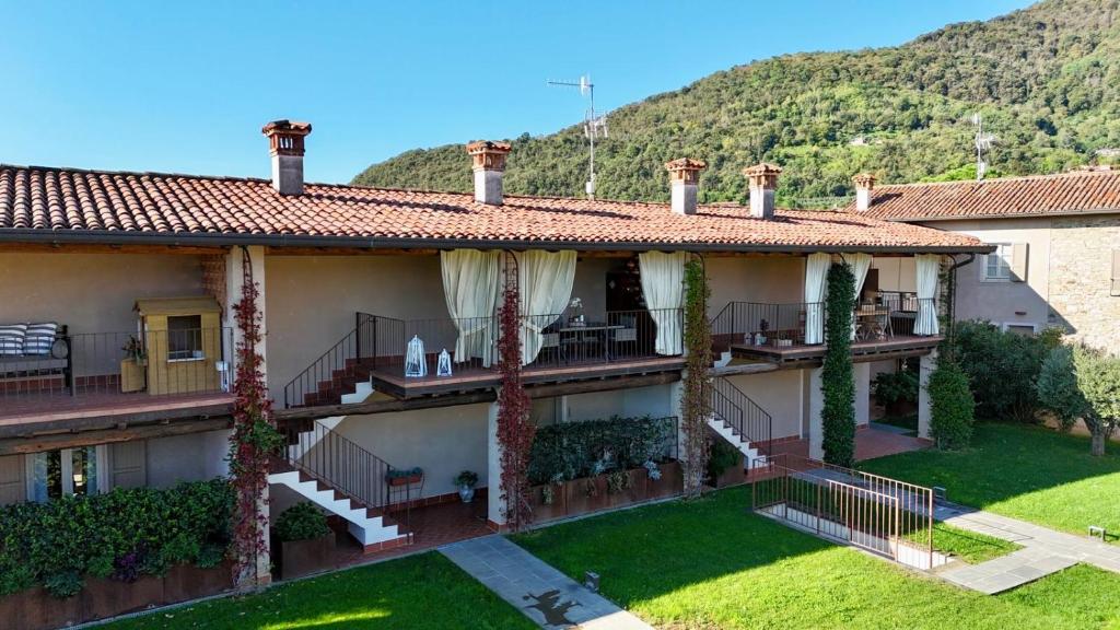 an image of a house with a yard at Dimora Bollicine in Colombaro