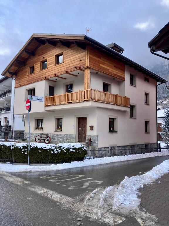 a building with a balcony on the side of it at Baita Azzurro in Isolaccia