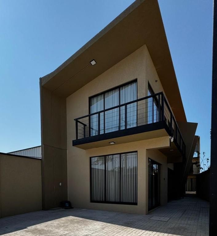 a building with a balcony on top of it at Chalés da Bica - Modernidade e Aconchego a 100m da Praia in Paracuru