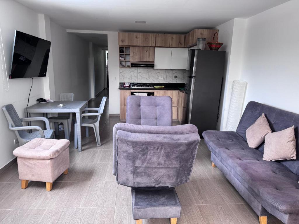a living room with a couch and chairs and a table at Apartamento Cocorna Aventura in Cocorná