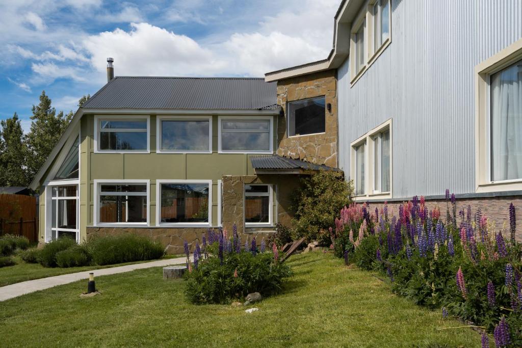 ein Haus mit einem Garten davor in der Unterkunft Pudu Lodge in El Chalten