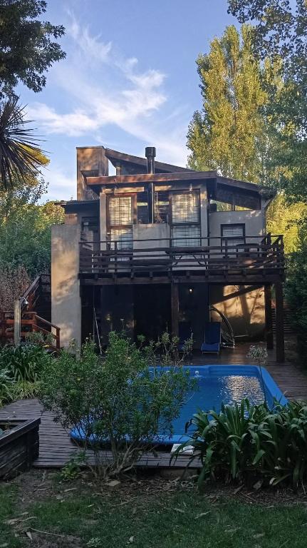 a house with a swimming pool in front of it at Casa con pileta, Mar Azul in Mar Azul