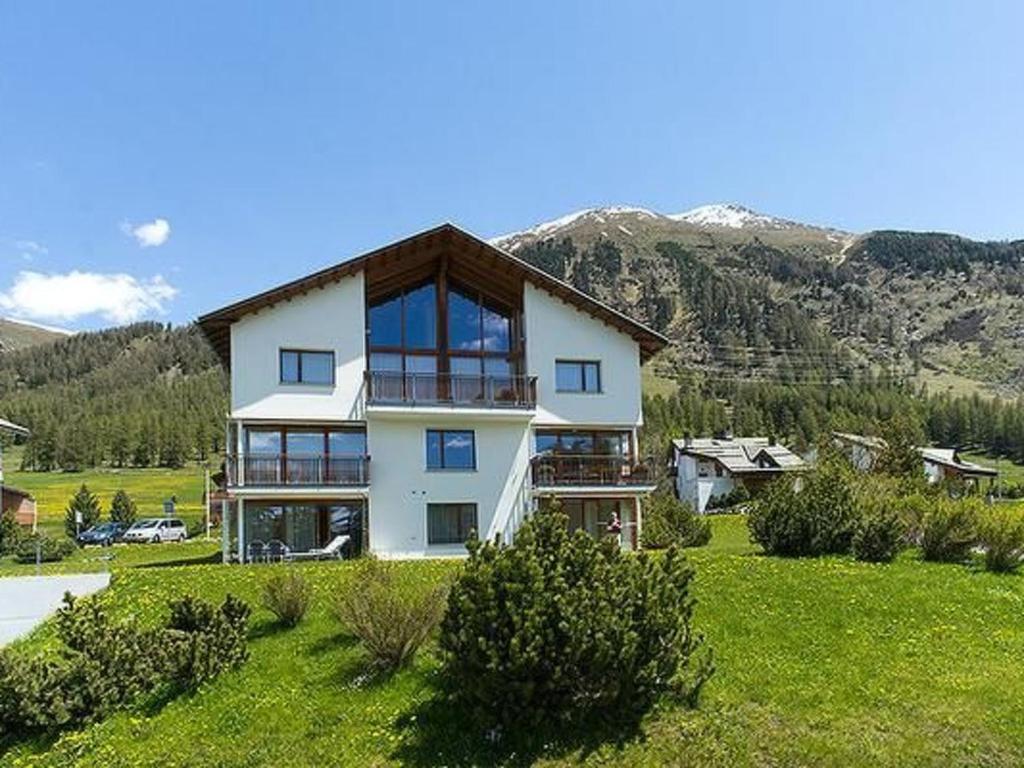 Apartment Chesa Rosatsch by Interhome