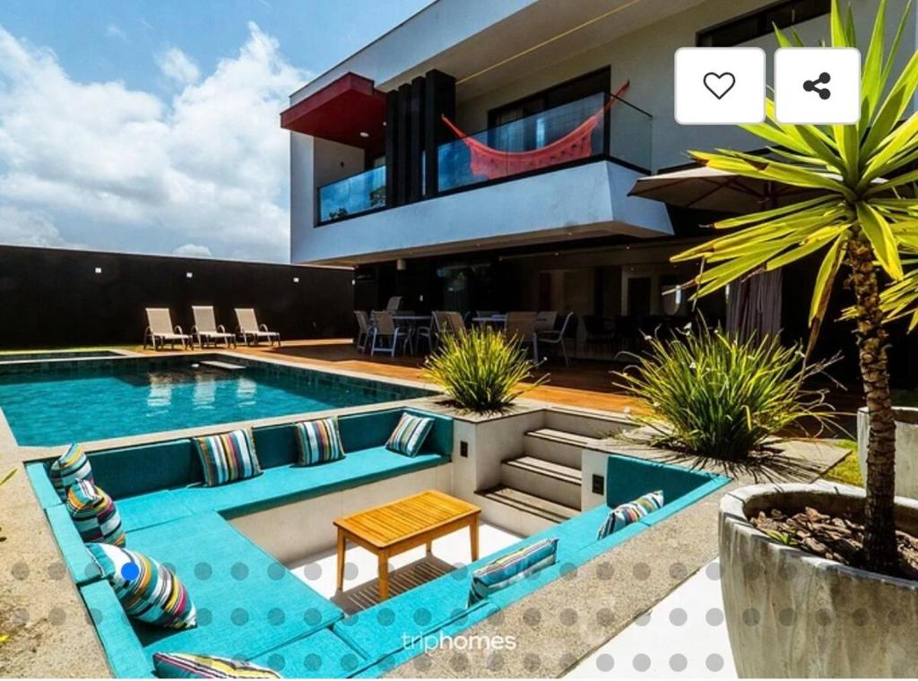 a villa with a swimming pool and a house at Mansão 5 Suítes - Piscina - Cozinheira - até 16 pessoas - Praia Milionários - Ilheus in Ilhéus