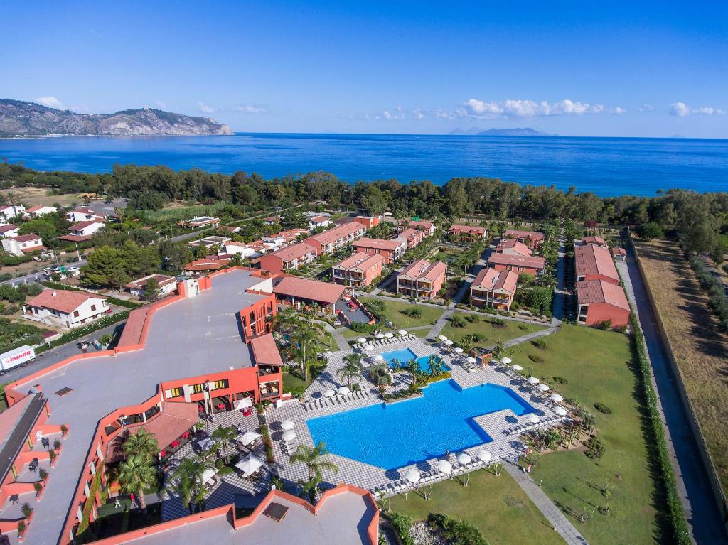 een luchtzicht op een resort met een zwembad bij VOI Baia di Tindari Resort in Furnari