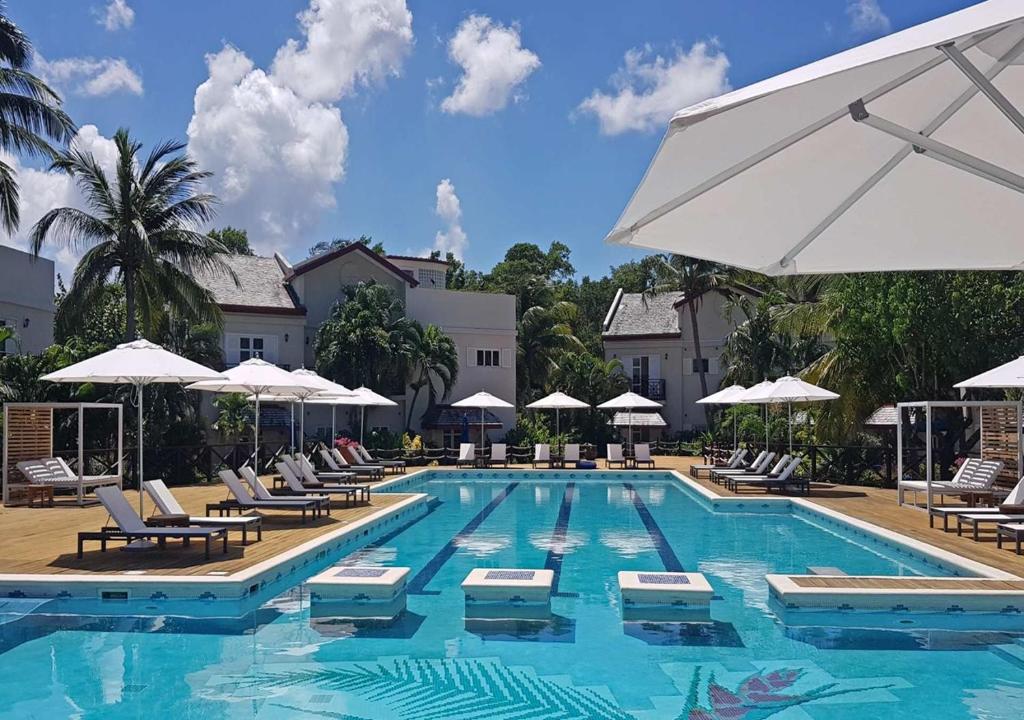 Piscina a ChloChel Hideaway o a prop