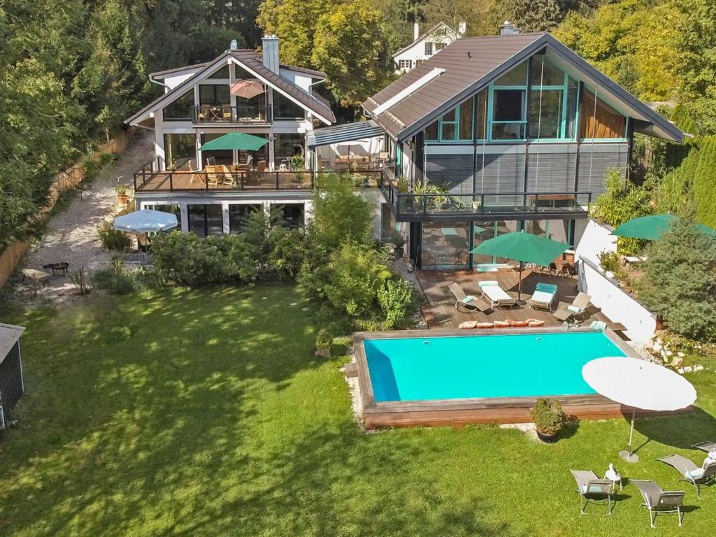 an aerial view of a house with a swimming pool at Apartment Immas Welt by Interhome in Utting am Ammersee