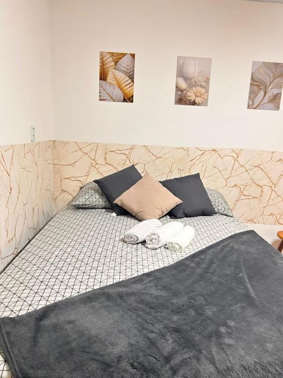 a bedroom with a bed with two pillows at Condomínio Boa Ideia apart completo ao lado North Shopping Maracanaú in Maracanaú