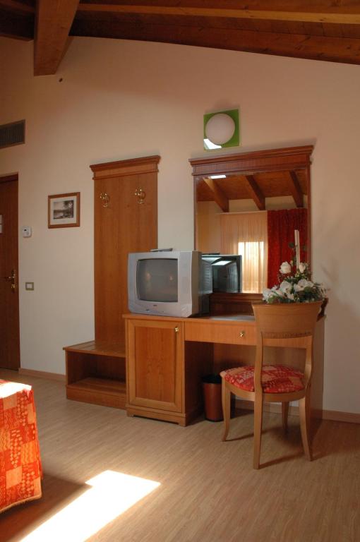 TV a/nebo společenská místnost v ubytování Hotel Il Borghetto