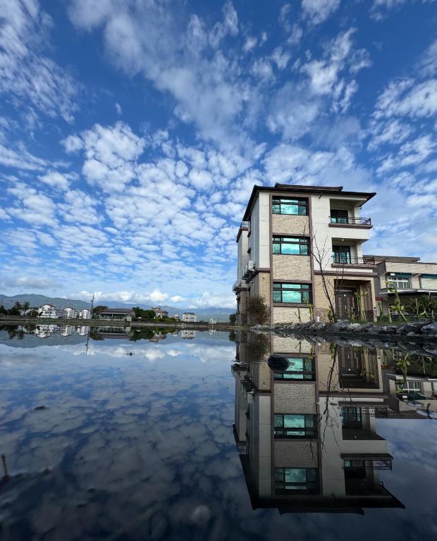 a building sitting on top of a body of water at 荷民宿 HO Homestay in Yuanshan