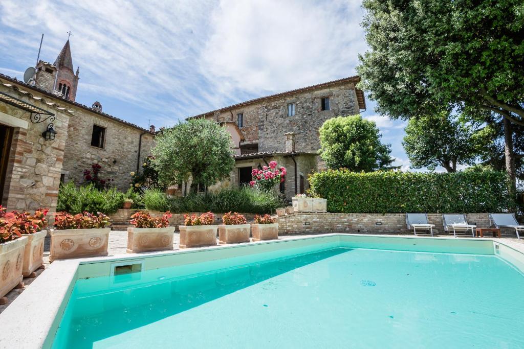 una piscina di fronte a un edificio di BorgoCuore a Todi