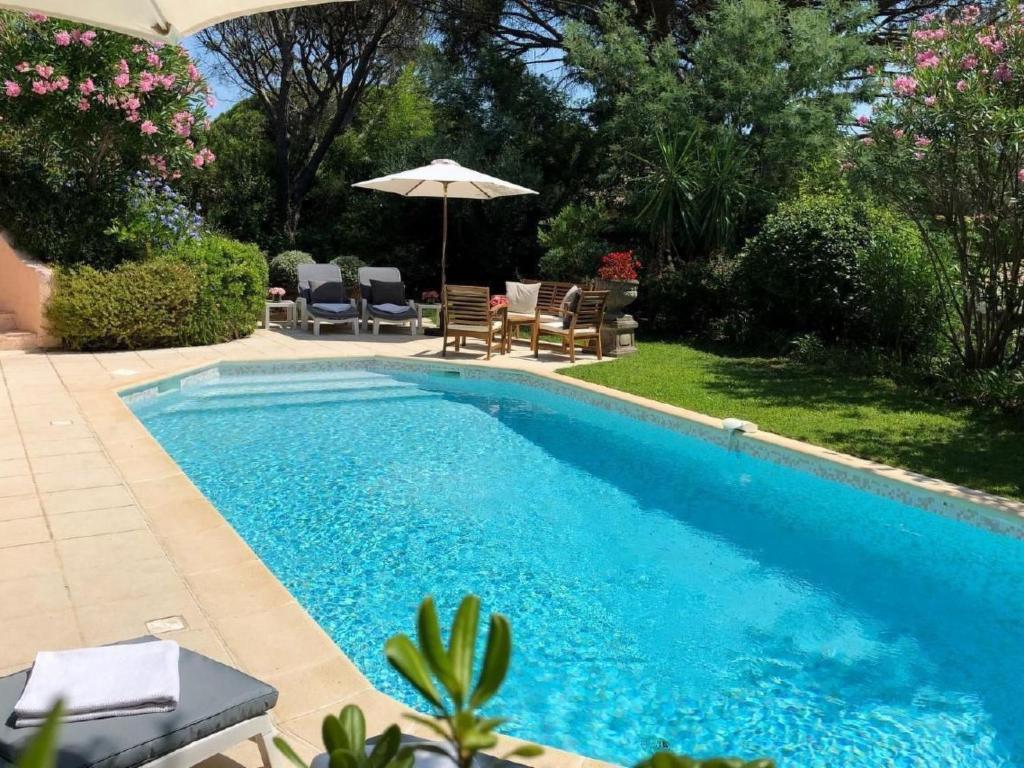 Holiday Home Charmante Villa mit Pool und Golfplatz by Interhome