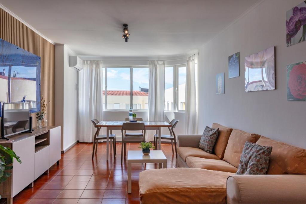 Priolo’s Nest - Sunlit Retreat with Free Parking