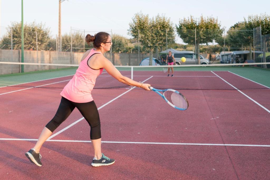 Tenis a/nebo squash v ubytování Camping Riembau nebo okolí