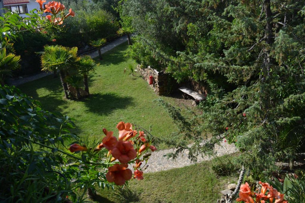 Ogród w obiekcie Residence L'Ulivo