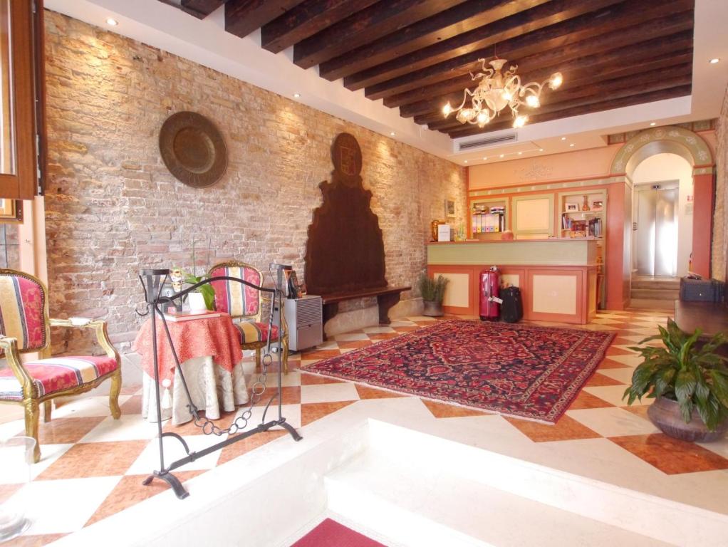 sala de estar con pared de ladrillo y chimenea en Ca' Dei Polo, en Venecia