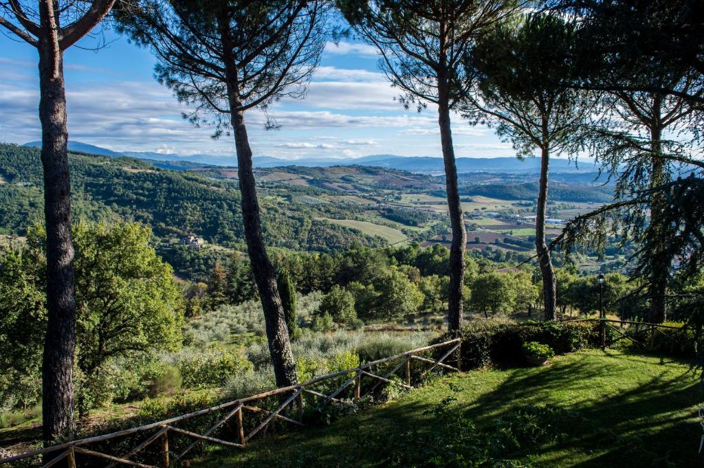 uitzicht op een vallei vanaf een heuvel met bomen bij Appartamenti Byzantine Feel in Piccione