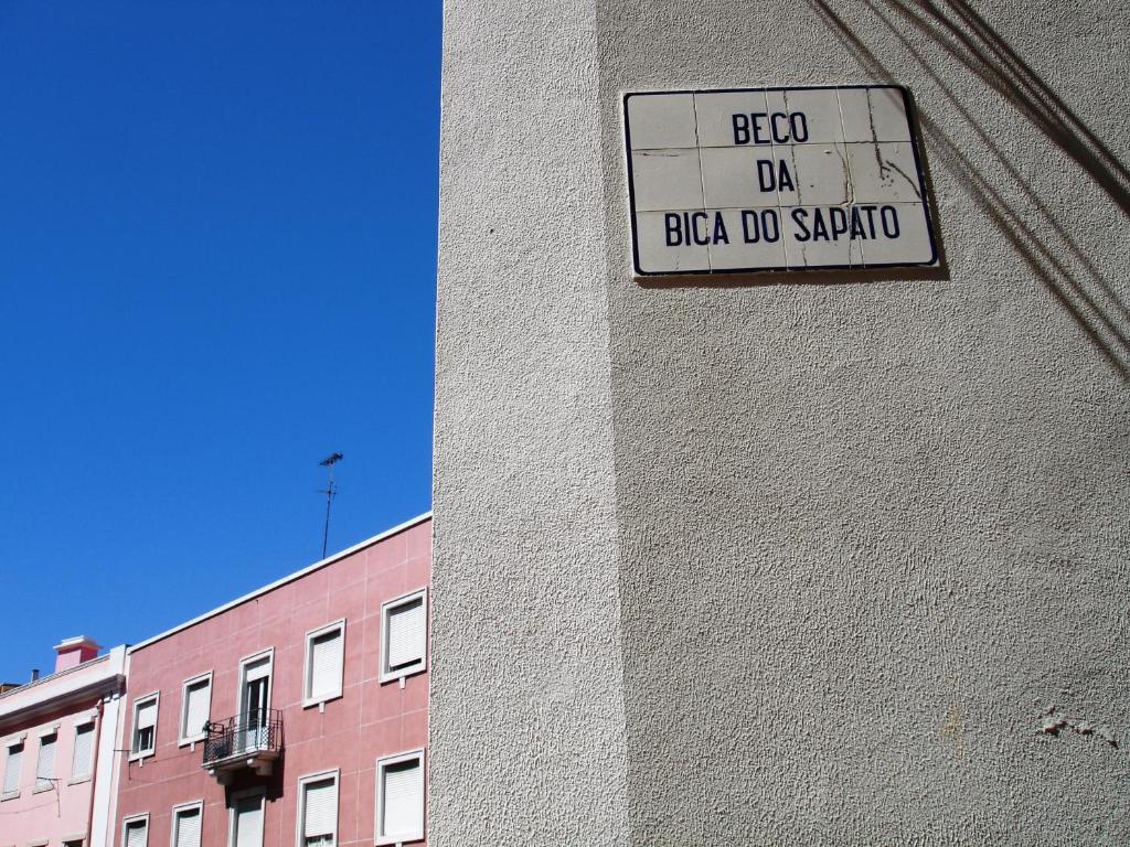 リスボンにあるApartamento Beco do Sapatoの建物脇の看板