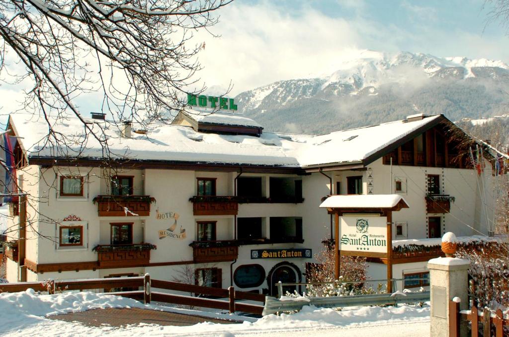 Nespecifikovaný výhled na hory nebo výhled na hory při pohledu z hotelu