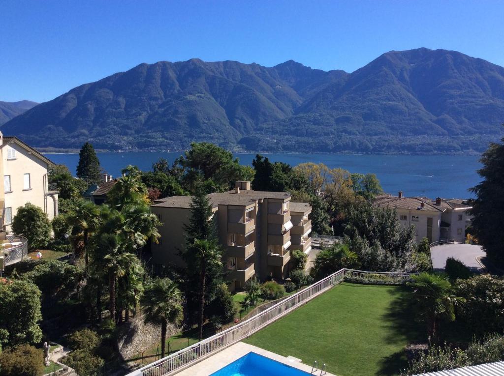 ロカルノにあるBellavistaのアパートメントの建物から湖の景色を望めます。