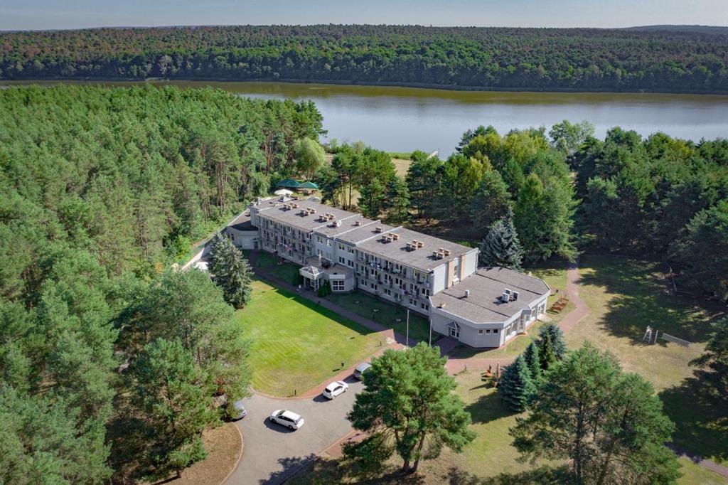 an aerial view of a large building in the middle of a lake at Hotel Szablewski in Dymaczewo Nowe