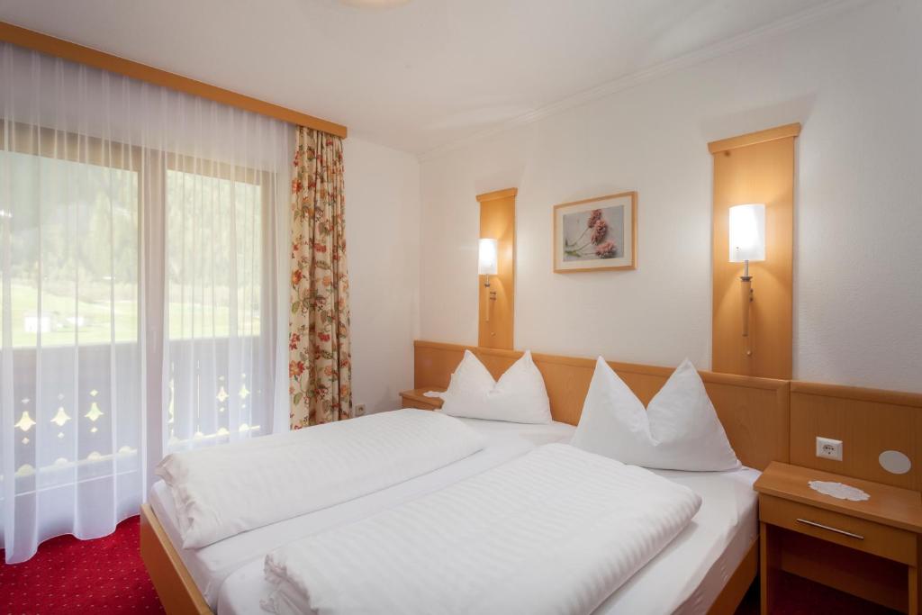 Postel nebo postele na pokoji v ubytování Alpenhotel Badmeister