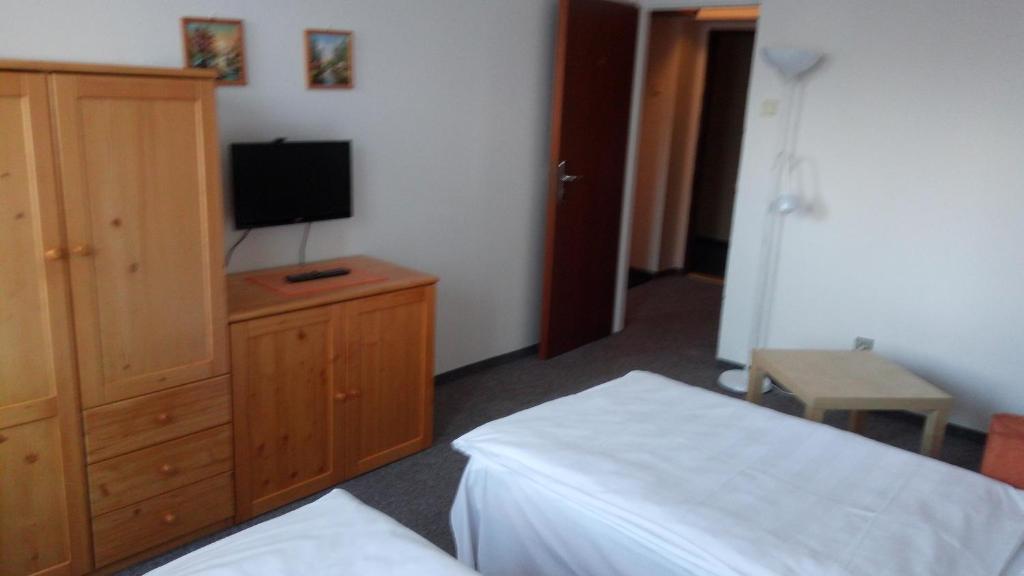 Postel nebo postele na pokoji v ubytování Hotel Bozi Dar - Excalibur