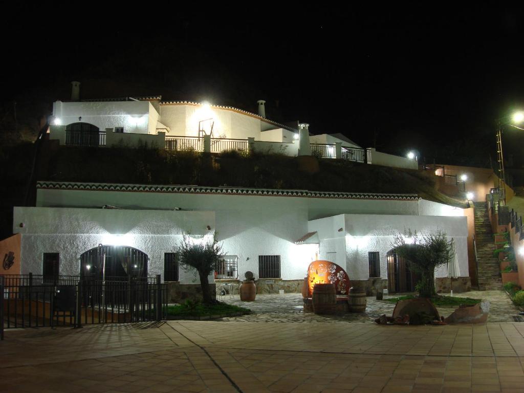 GraenaにあるCuevas La Cocinillasの夜間の灯台のある大きな白い家