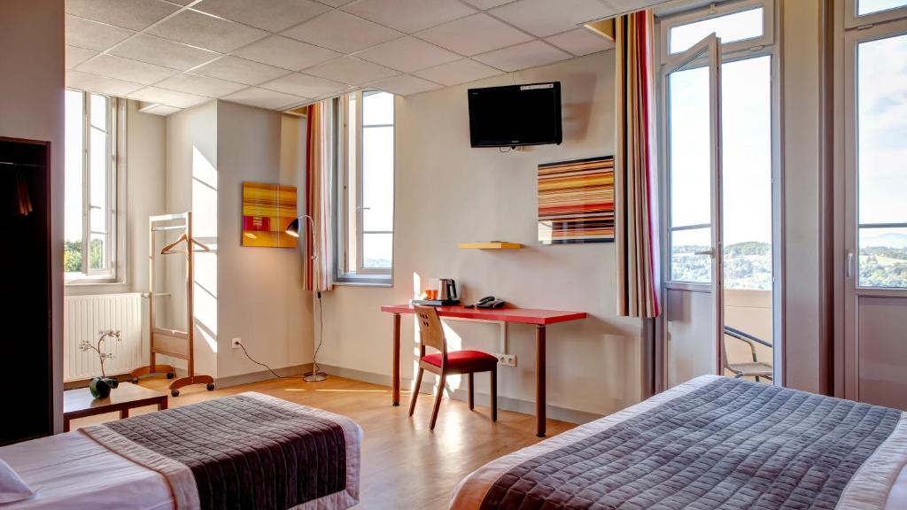 Postel nebo postele na pokoji v ubytování Domaine Lyon Saint Joseph