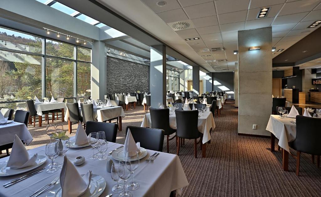 Restoran või mõni muu söögikoht majutusasutuses Hotel Alexander
