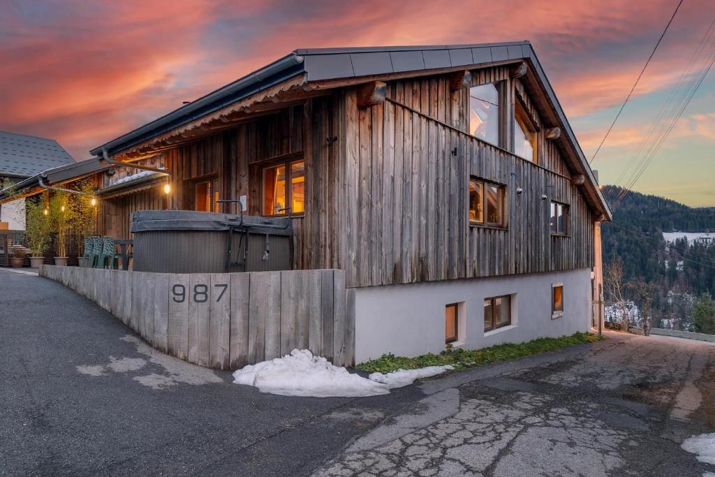 Chalet Abeille 12 Guests • Hot Tub • Free Ski Bus