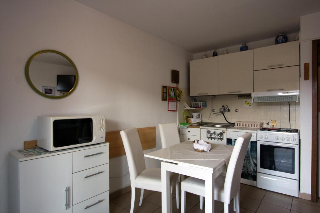 科佩爾的住宿－Apartments Petrič，厨房配有桌椅和微波炉。