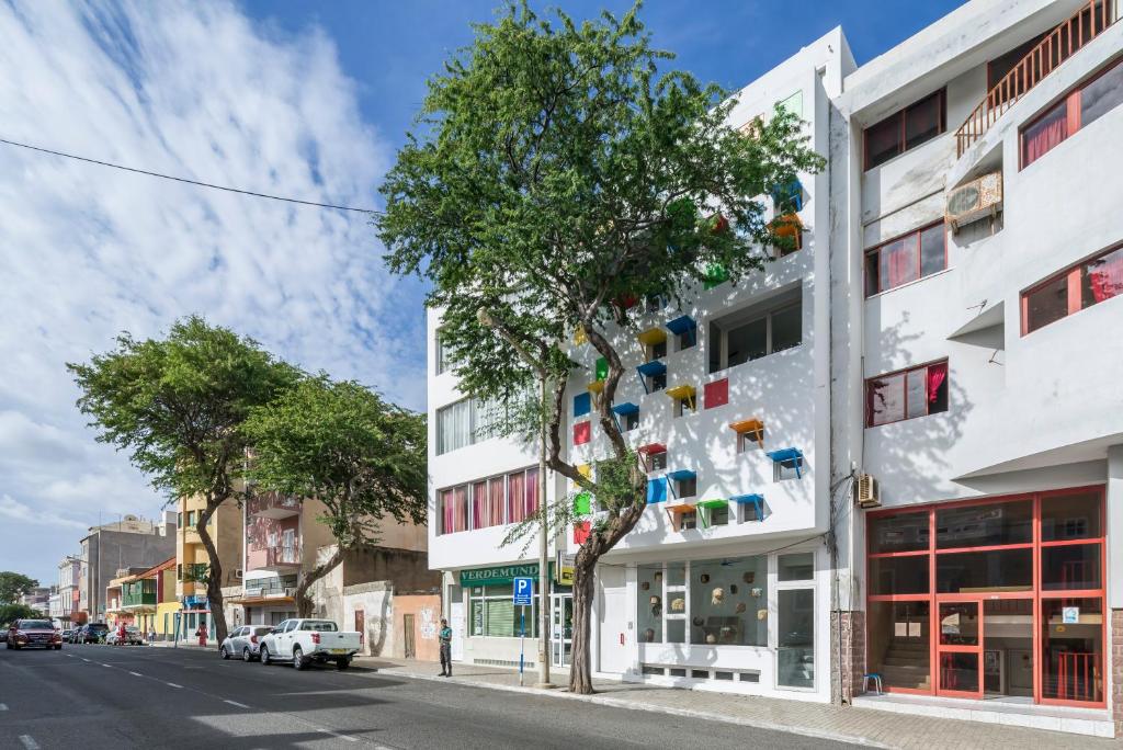 ein Gebäude mit einem Baum am Straßenrand in der Unterkunft Modern&Central Mindelo - 2A in Mindelo